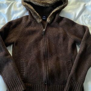 A perfect Y2K brown sweater with fur hood